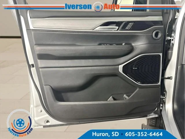 New 2026 Silver-Zynith Exterior Paint Jeep Grand Wagoneer image 13