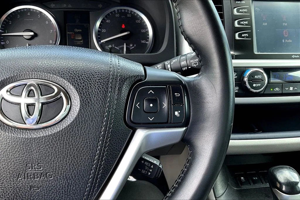Used 2015 Predawn Gray Mica Toyota XLE V6 image 14