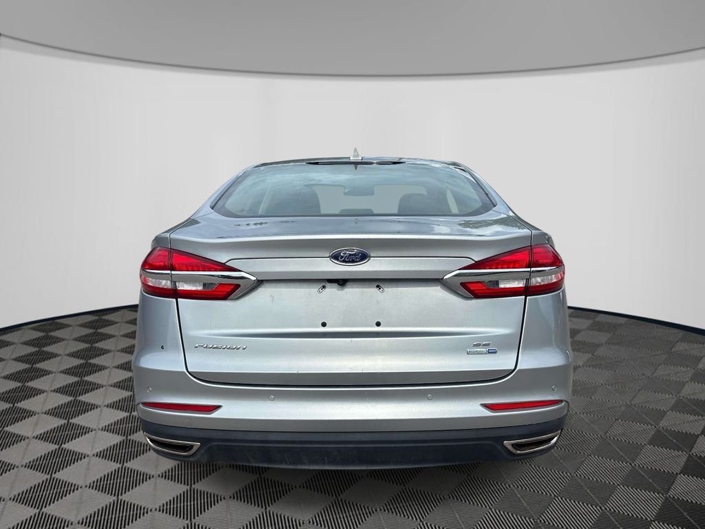 Used 2020 Silver Ford SE image 4