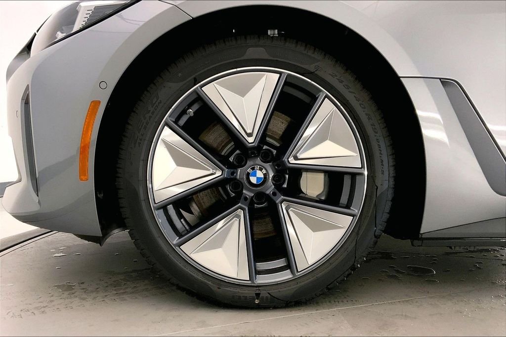 Used 2026 Skyscraper Grey Metallic BMW xDrive40 image 9