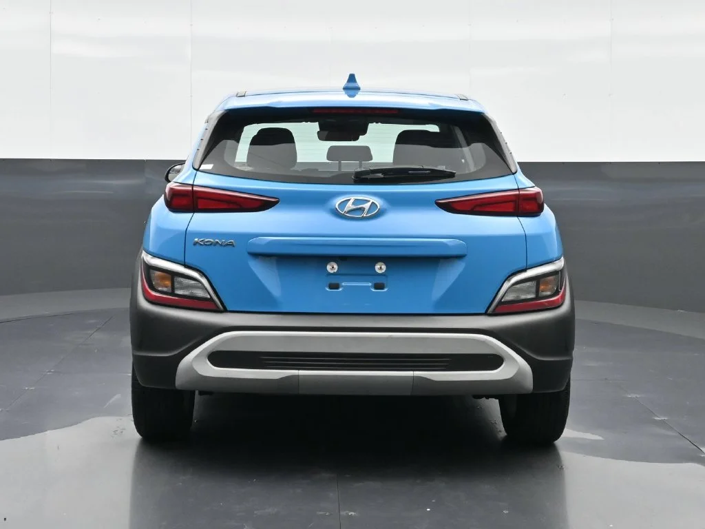 Used 2022 Green Hyundai SE image 16