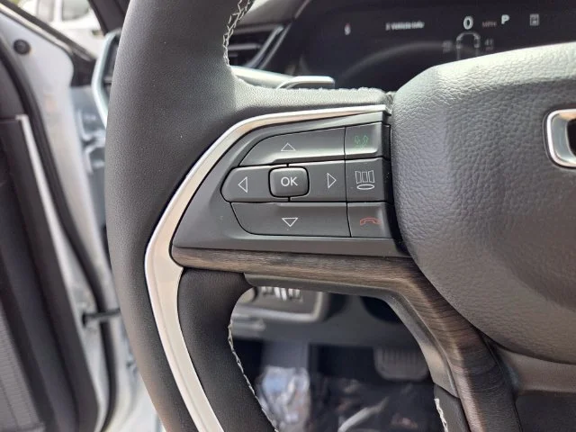 New 2027 Bright White Clear-Coat Paint Jeep Laredo Altitude image 28