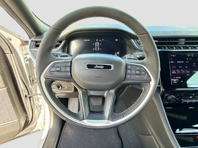 New 2026 Silver Zynith Exterior Paint Jeep Laredo X image 8