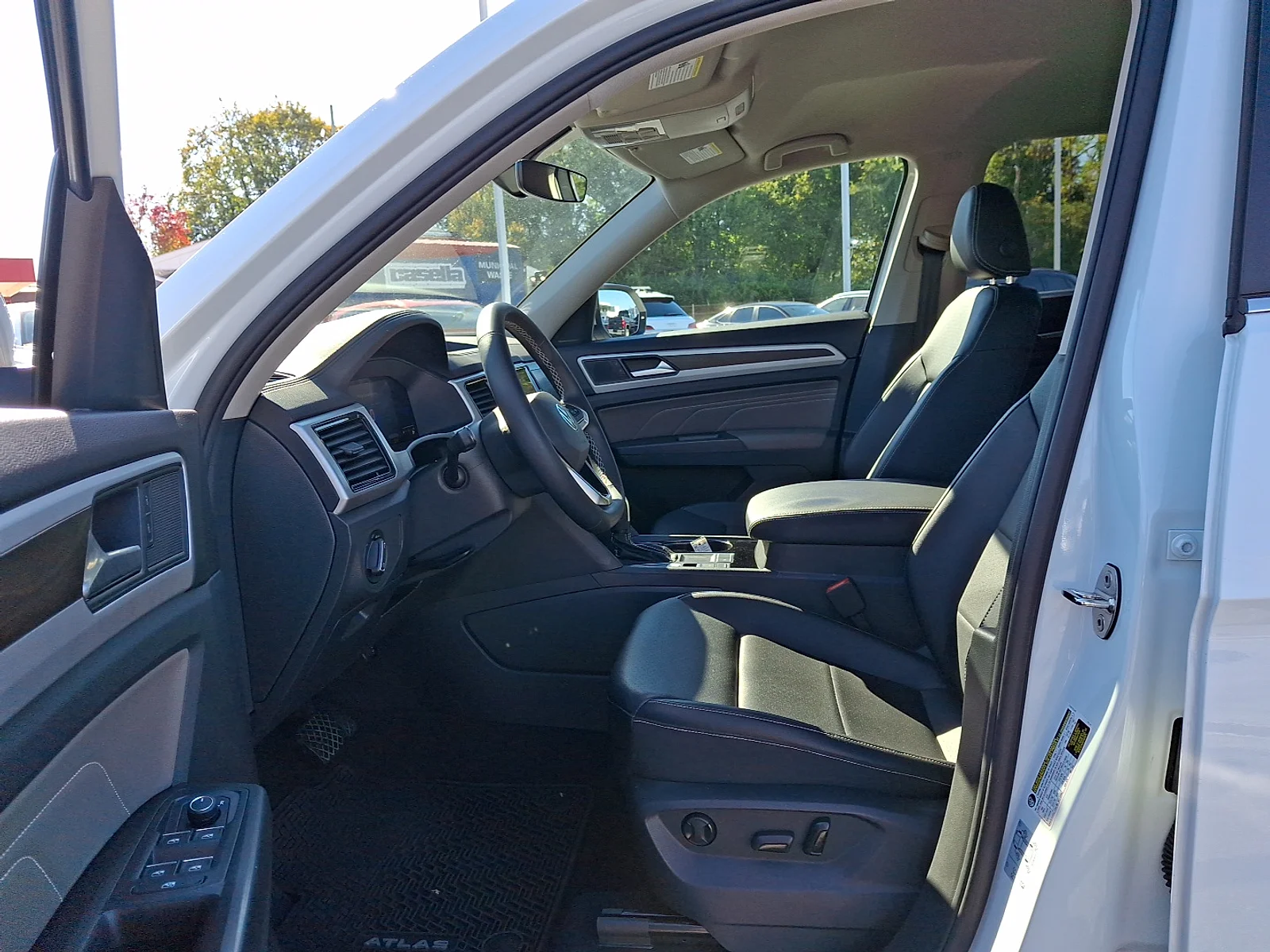 2022 Volkswagen Atlas SE w/Tech - Photo 16