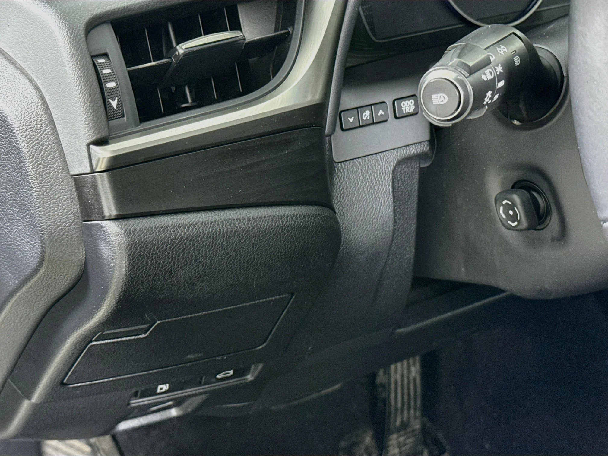 Used 2019 Silver Lexus 300h Luxury image 10