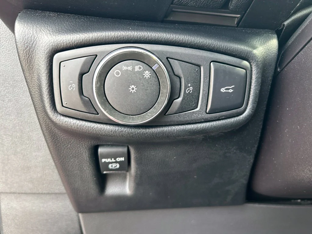 Used 2016 Red Lincoln Select image 21