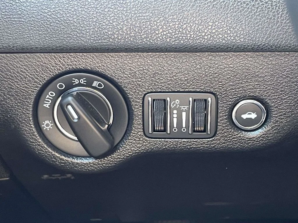 Certified Used 2022  Chrysler Touring image 27