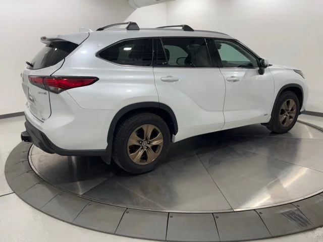 Certified Used 2022 Beige Toyota Bronze Edition image 5