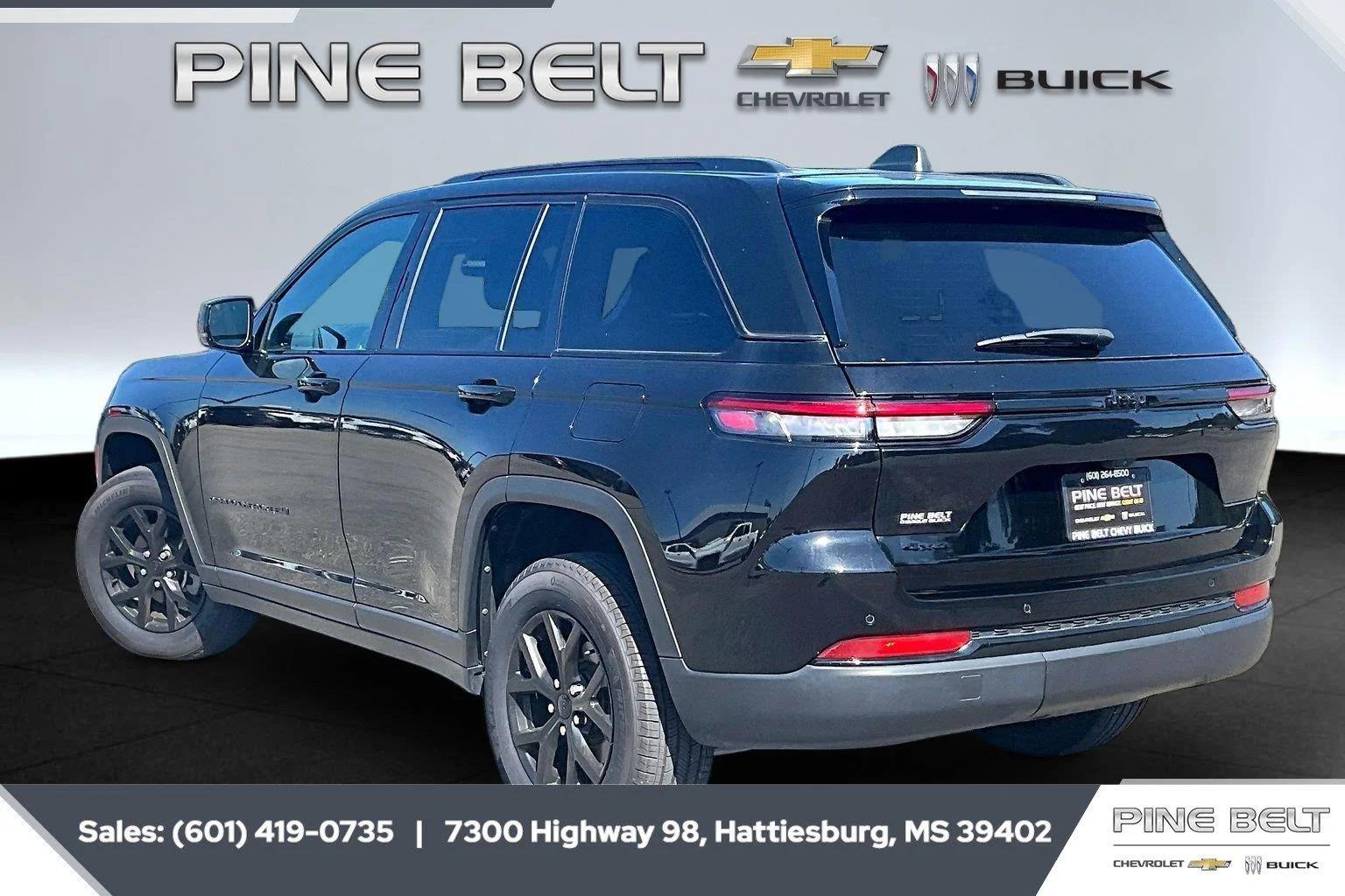 Used 2025 Diamond Black Crystal Pearlcoat Jeep Altitude image 2
