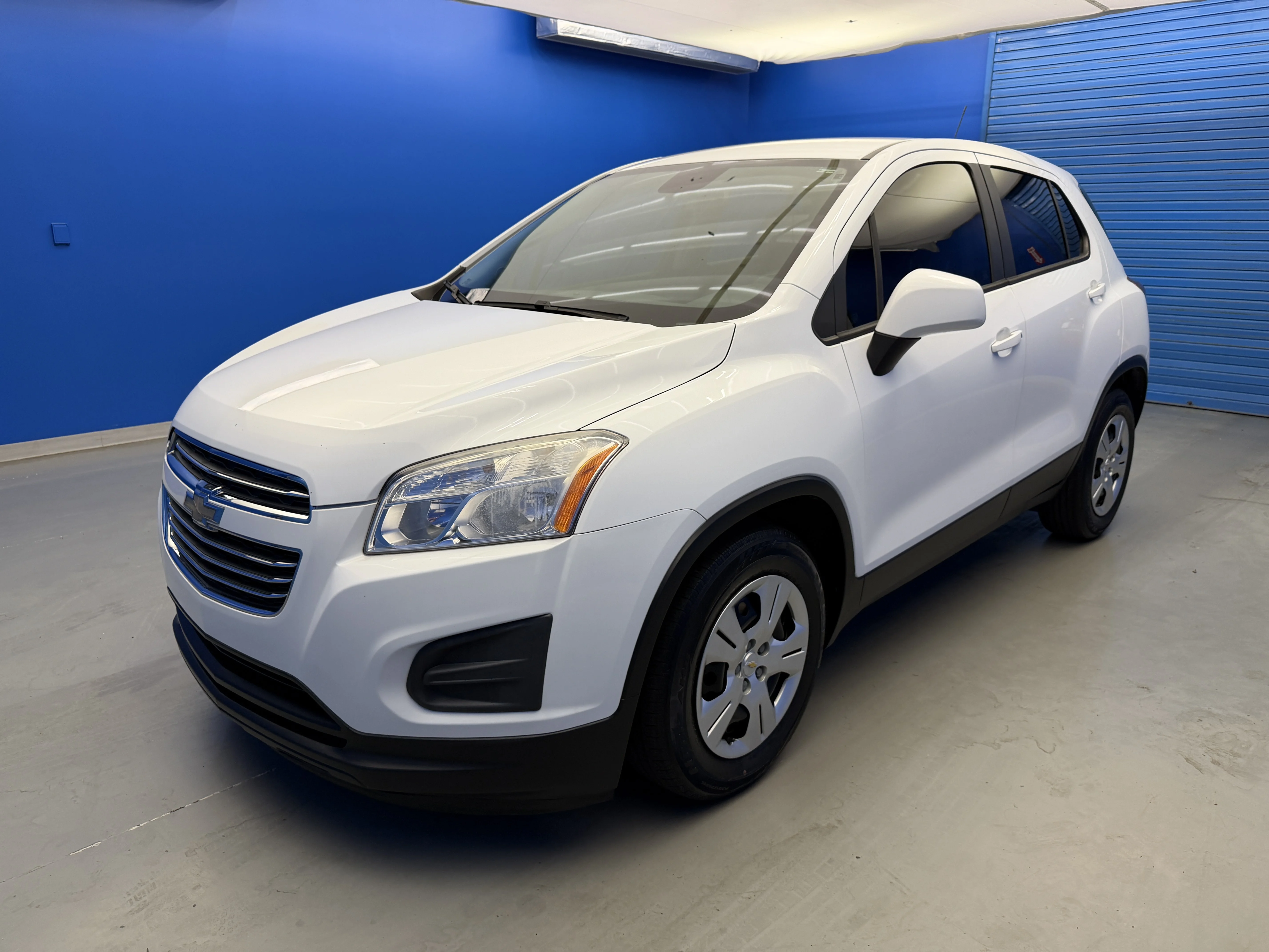 Used 2016 Summit White Chevrolet LS image 4