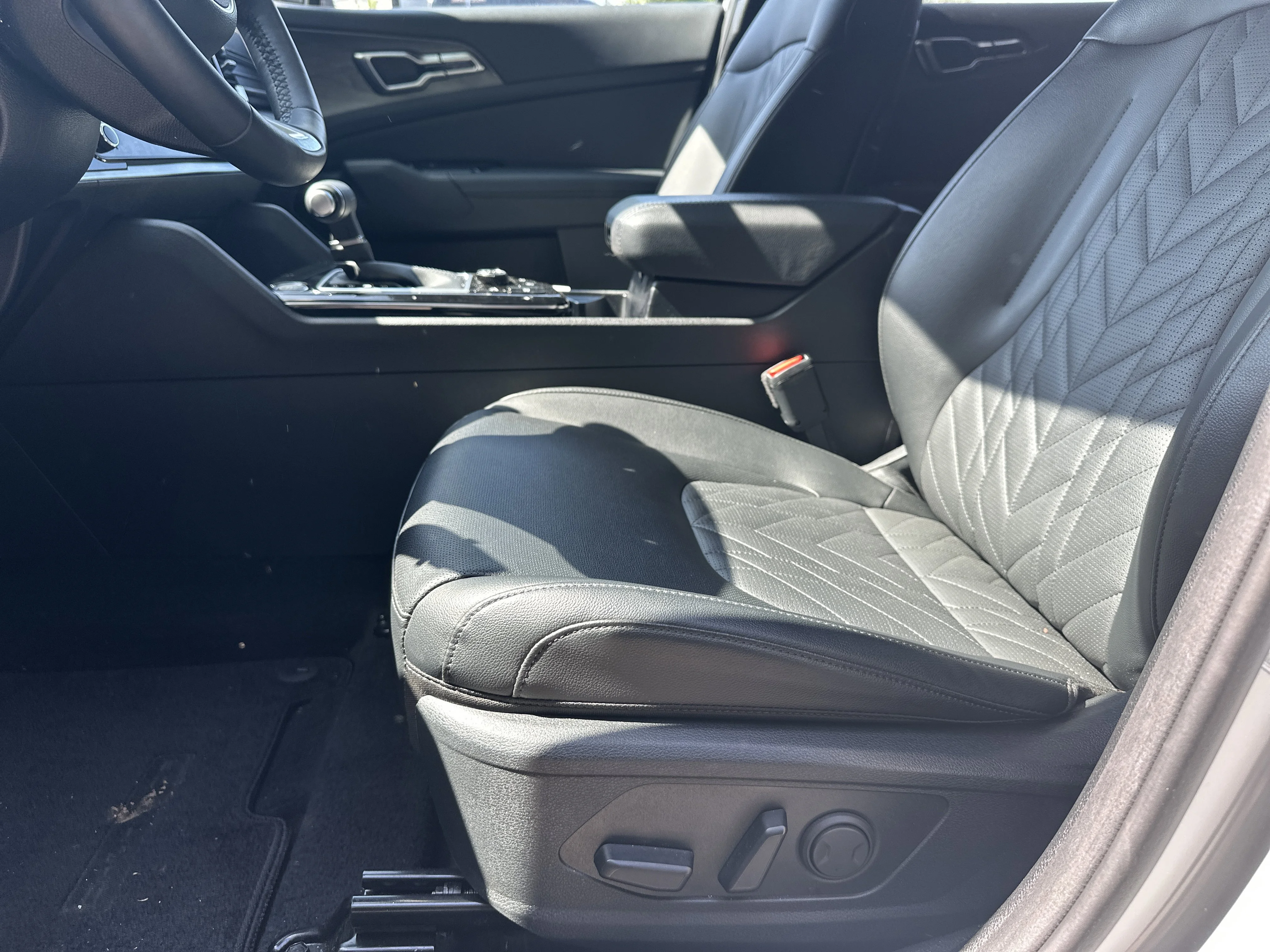 Used 2025 Wolf Gray/Ebony Black Roof Kia X-Pro image 10