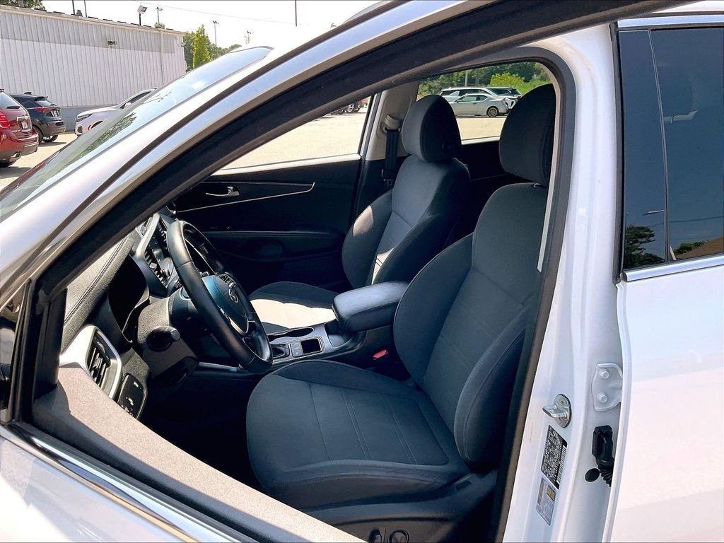 Used 2019 White Kia LX image 10