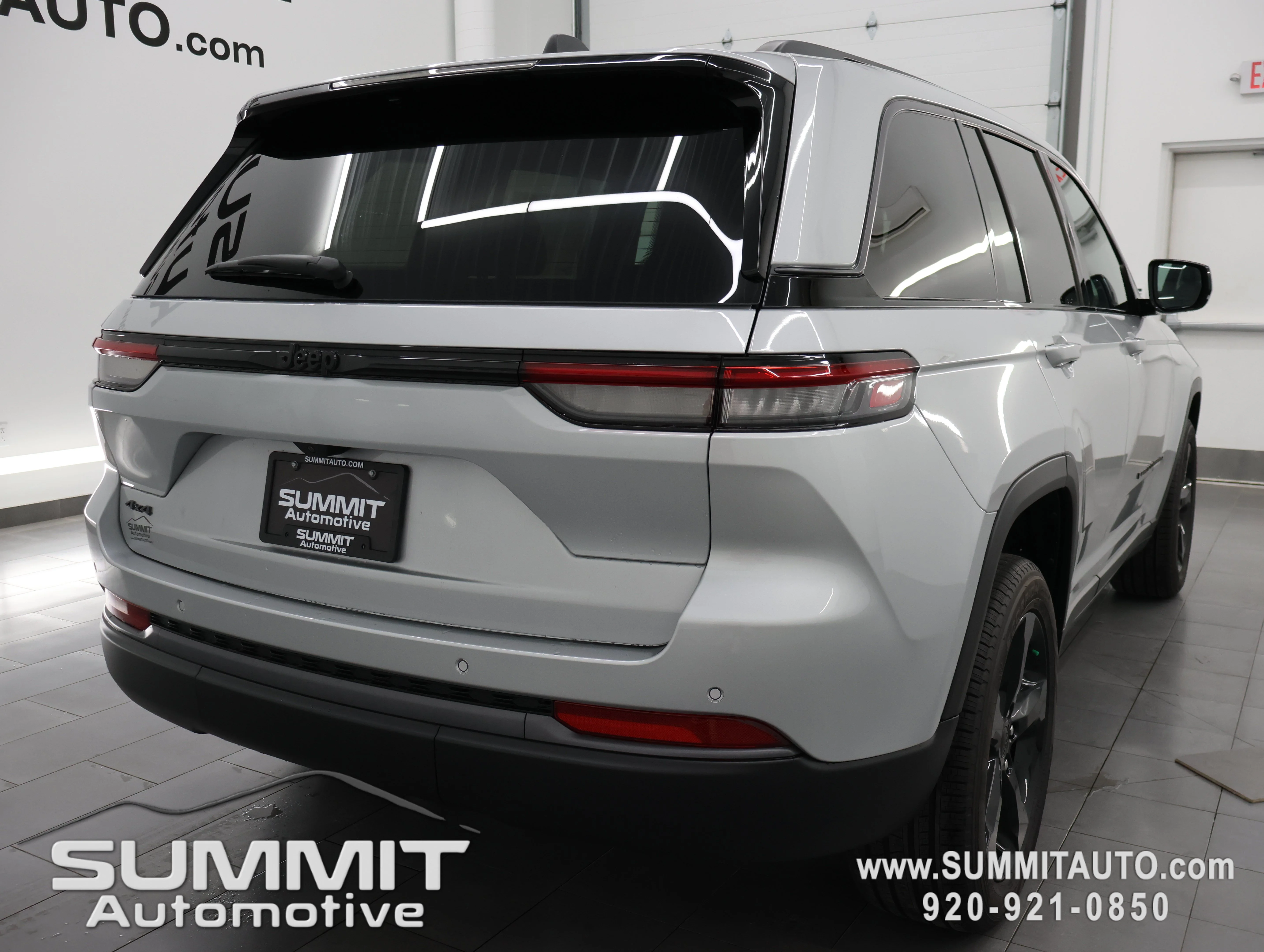 New 2026 Silver Zynith Exterior Paint Jeep Limited image 5