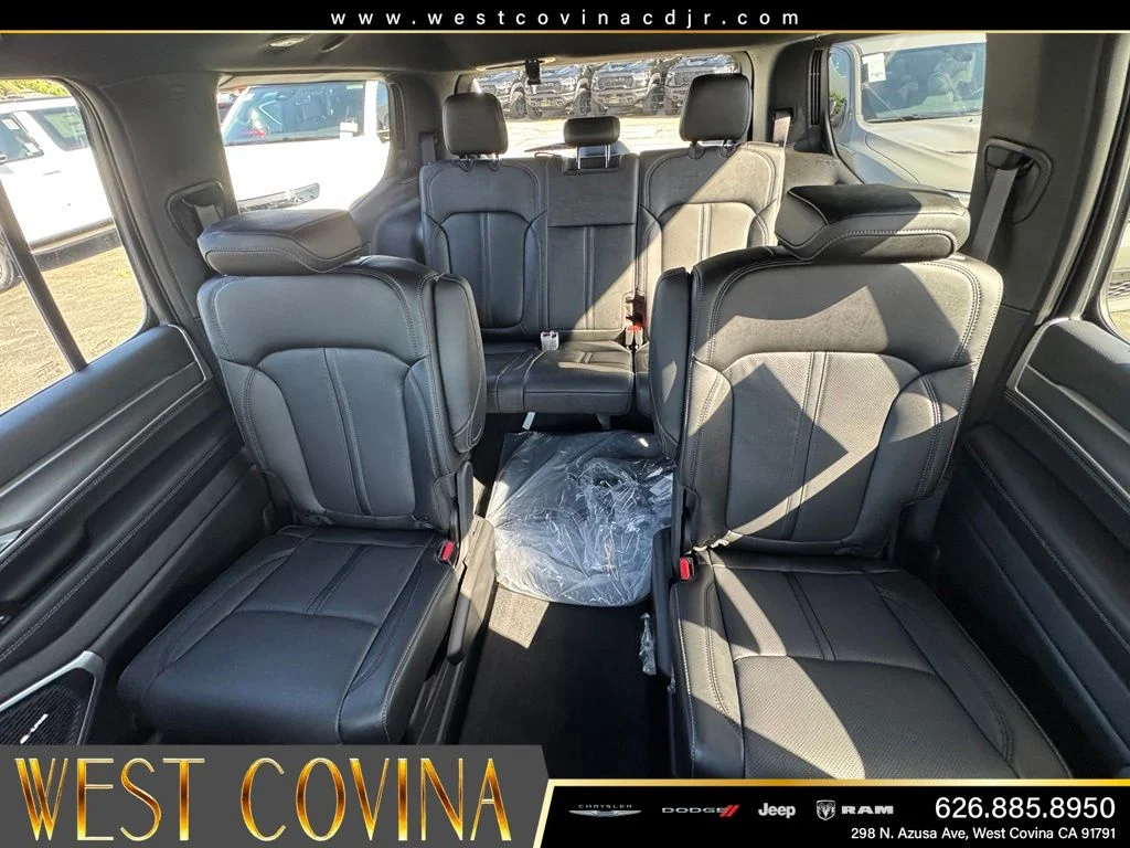 New 2026 Bright White Clear-Coat Exterior Paint Jeep Limited Altitude image 35