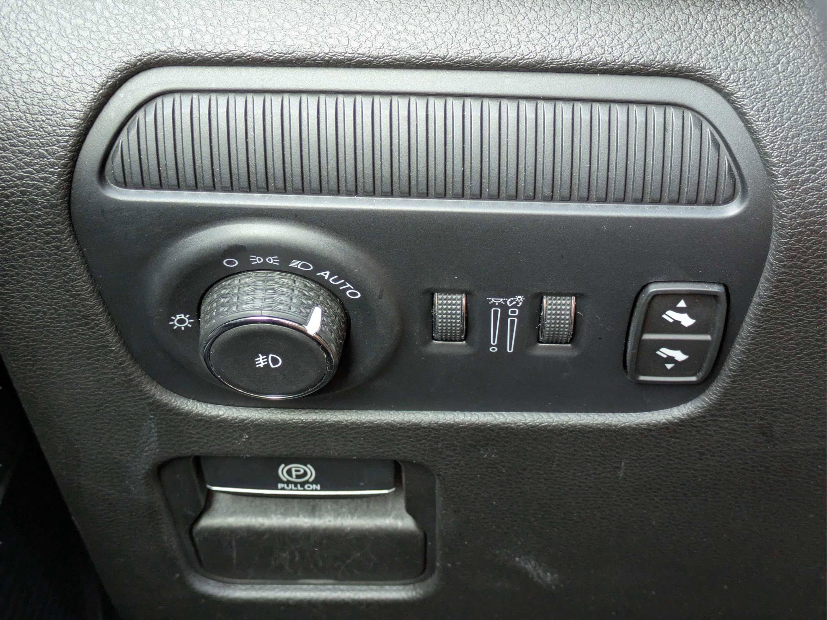 Used 2024 Diamond Black Crystal Pearlcoat Jeep Series III image 22
