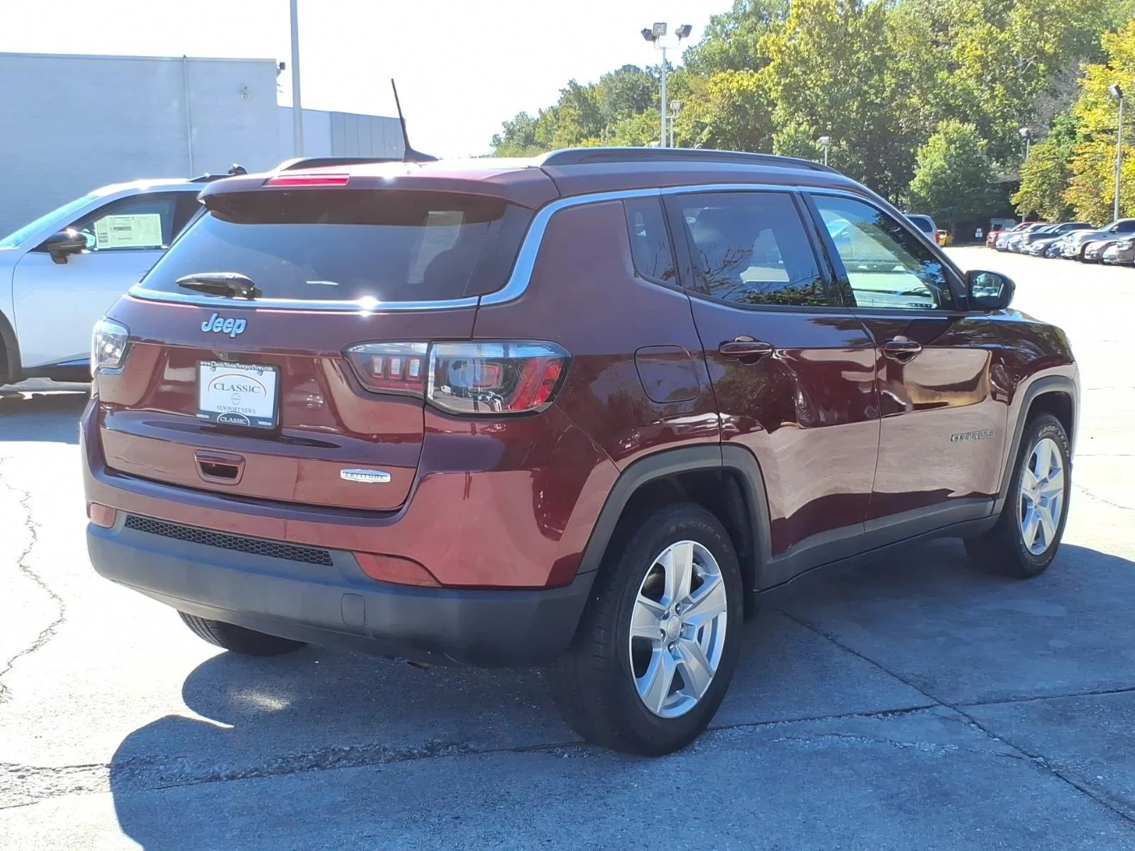 Used 2022 Velvet Red Pearlcoat Jeep Latitude image 7