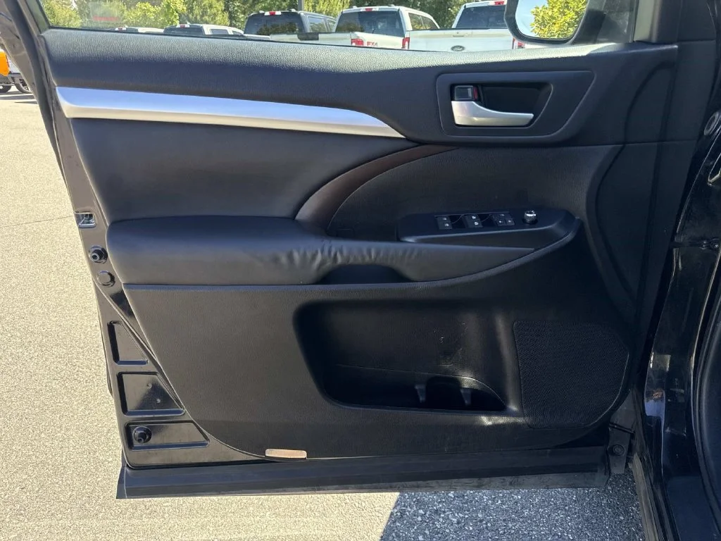Used 2015 Black Toyota XLE V6 image 16