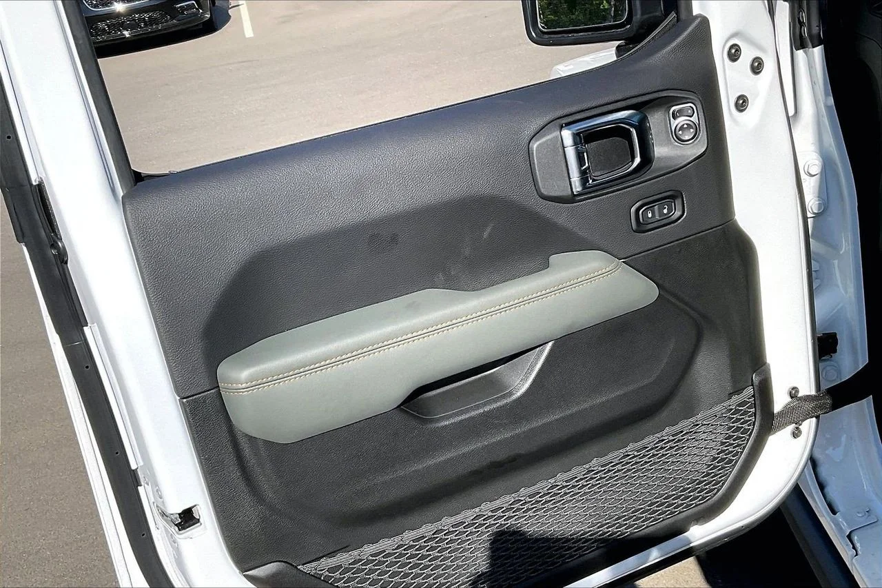 New 2026 Bright White Clear-Coat Exterior Paint Jeep Mojave X image 27