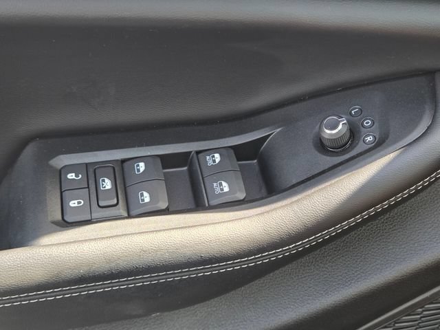 Used 2025 Diamond Black Crystal Pearlcoat Jeep Altitude X image 30