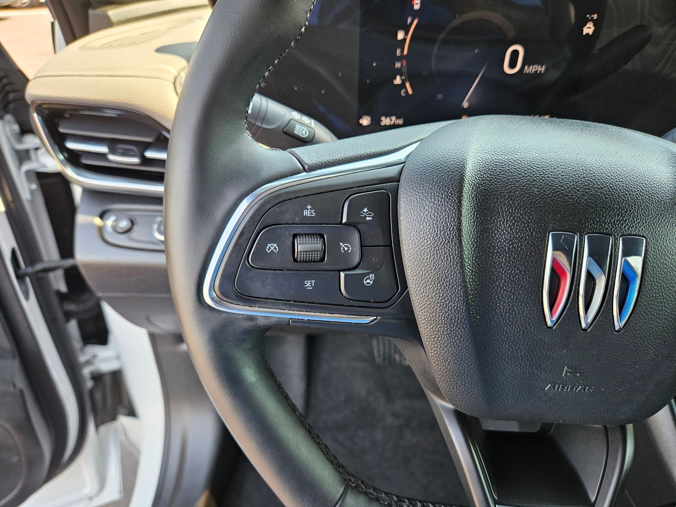 Used 2025 White Frost Tricoat Buick Avenir image 20