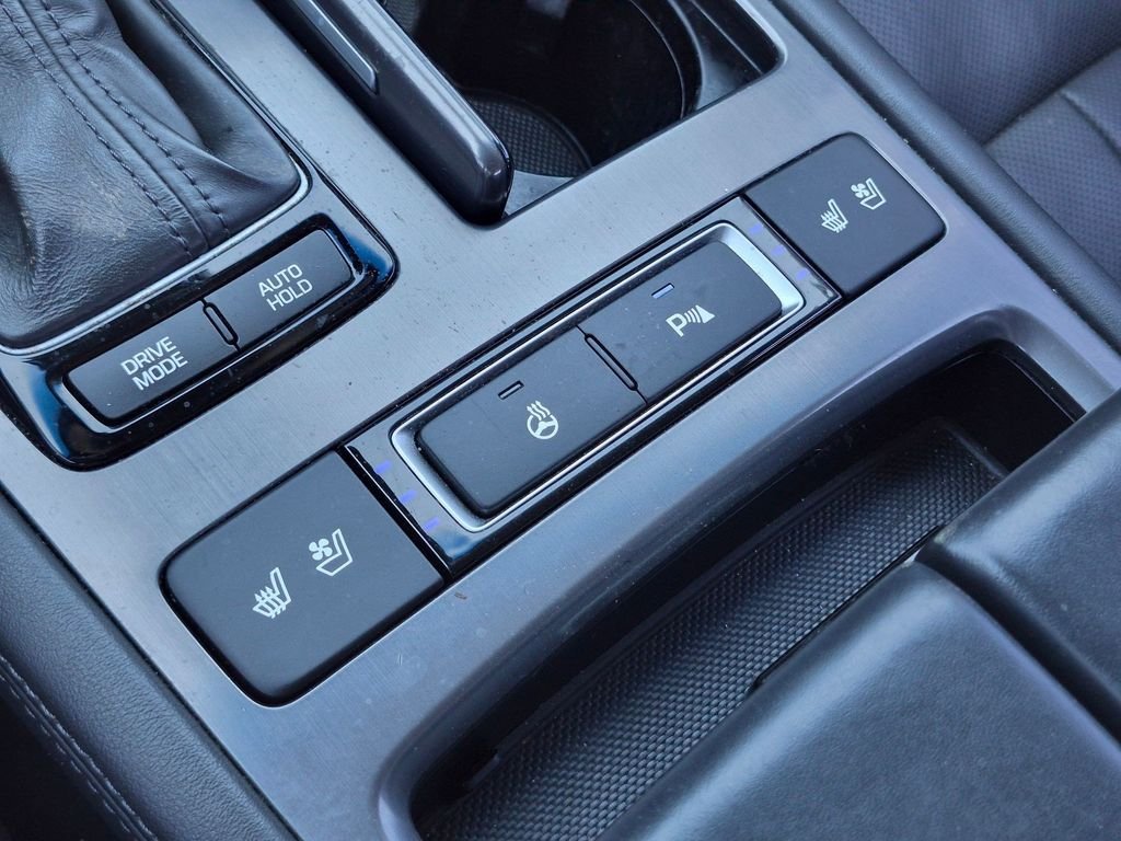Used 2016 Black Hyundai 3.8 image 24
