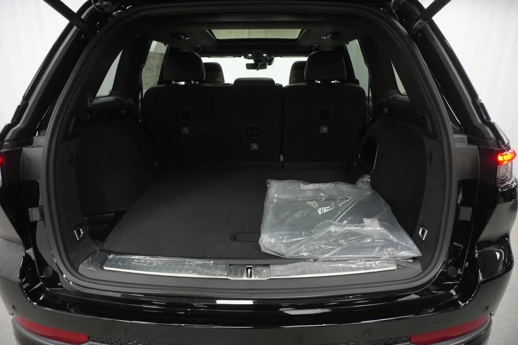 New 2026 Diamond Black Crystal Pearl-Coat Exterior Paint Jeep Summit image 31