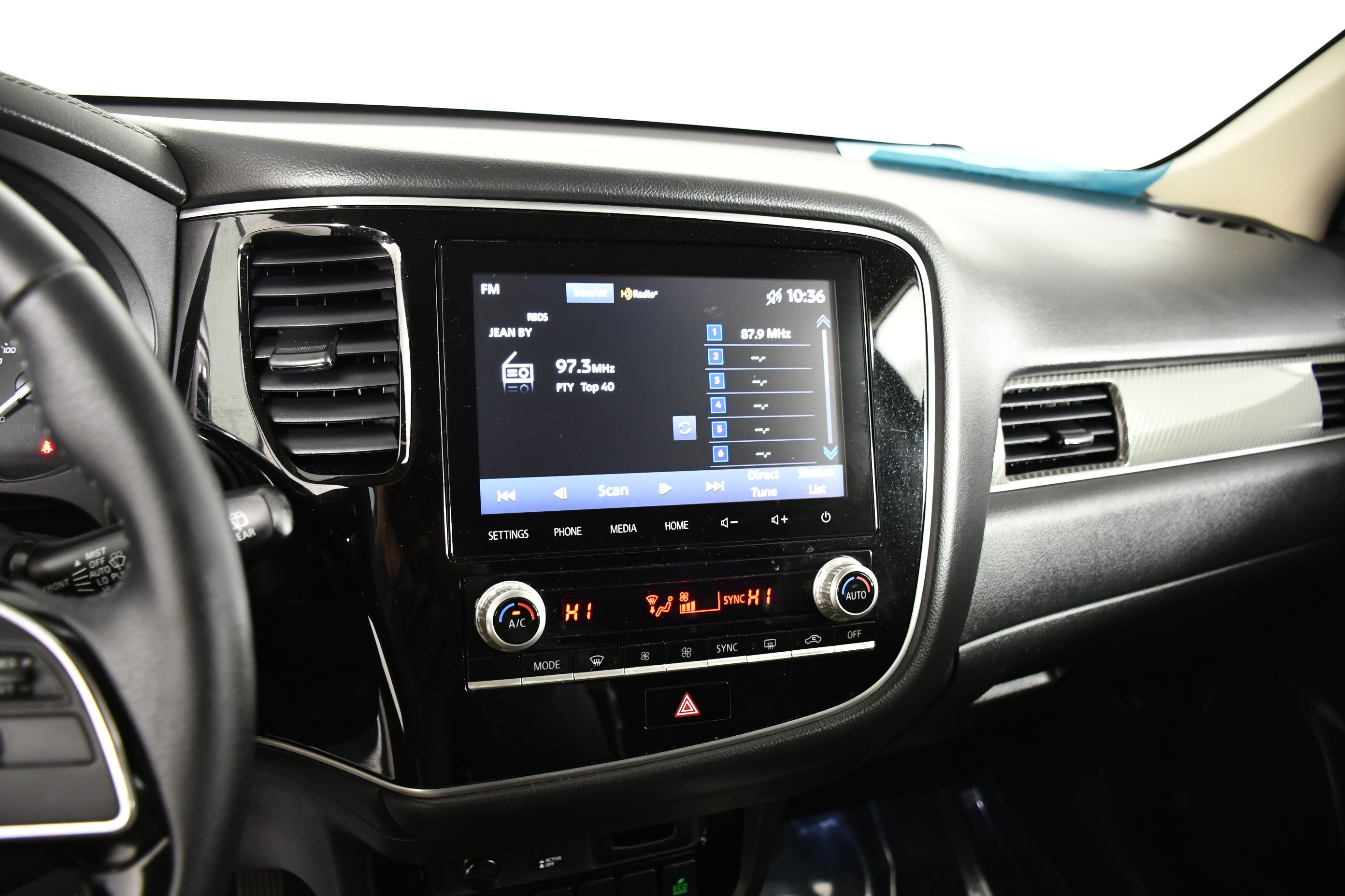 Used 2020 Labrador Black Metallic Mitsubishi SEL image 25