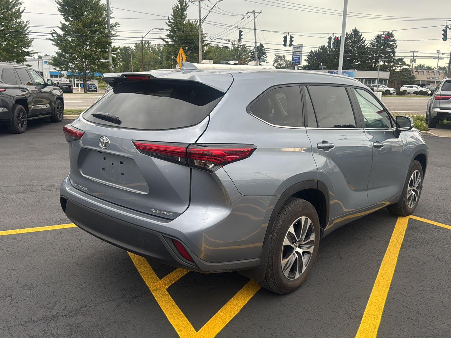 Used 2023 Moon Dust Toyota XLE image 6