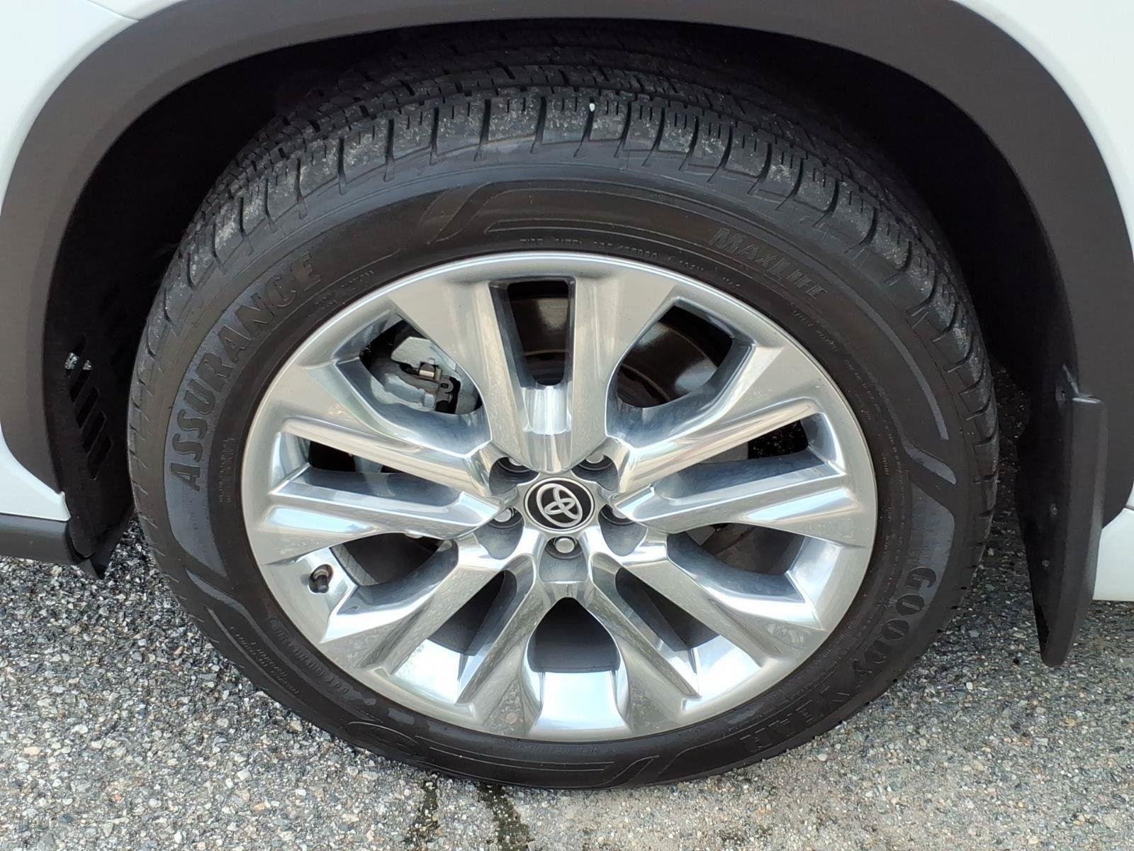 Used 2024 Wind Chill Pearl Toyota Limited image 4