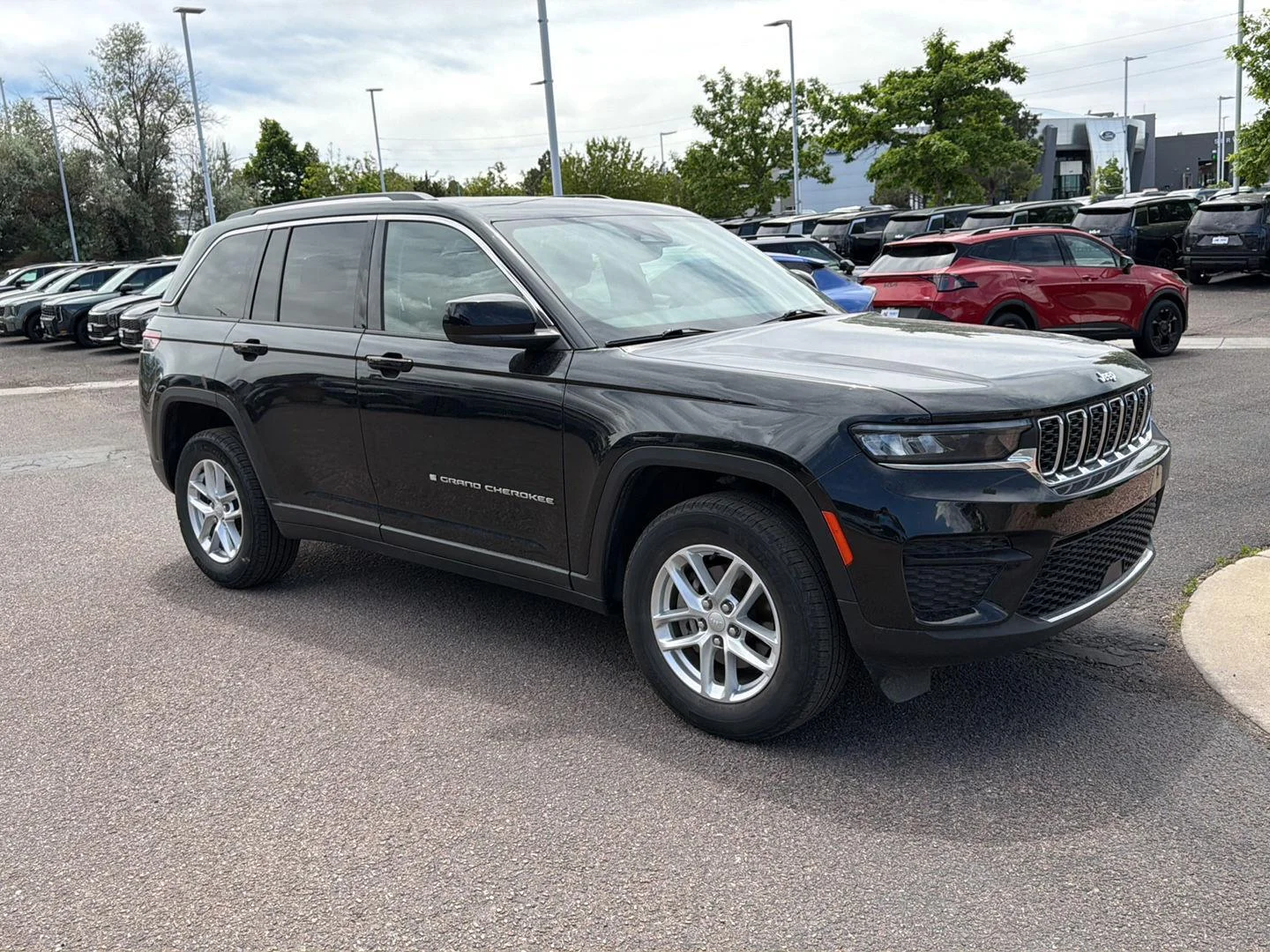 Used 2023 Diamond Black Crystal Pearlcoat Jeep Laredo image 4