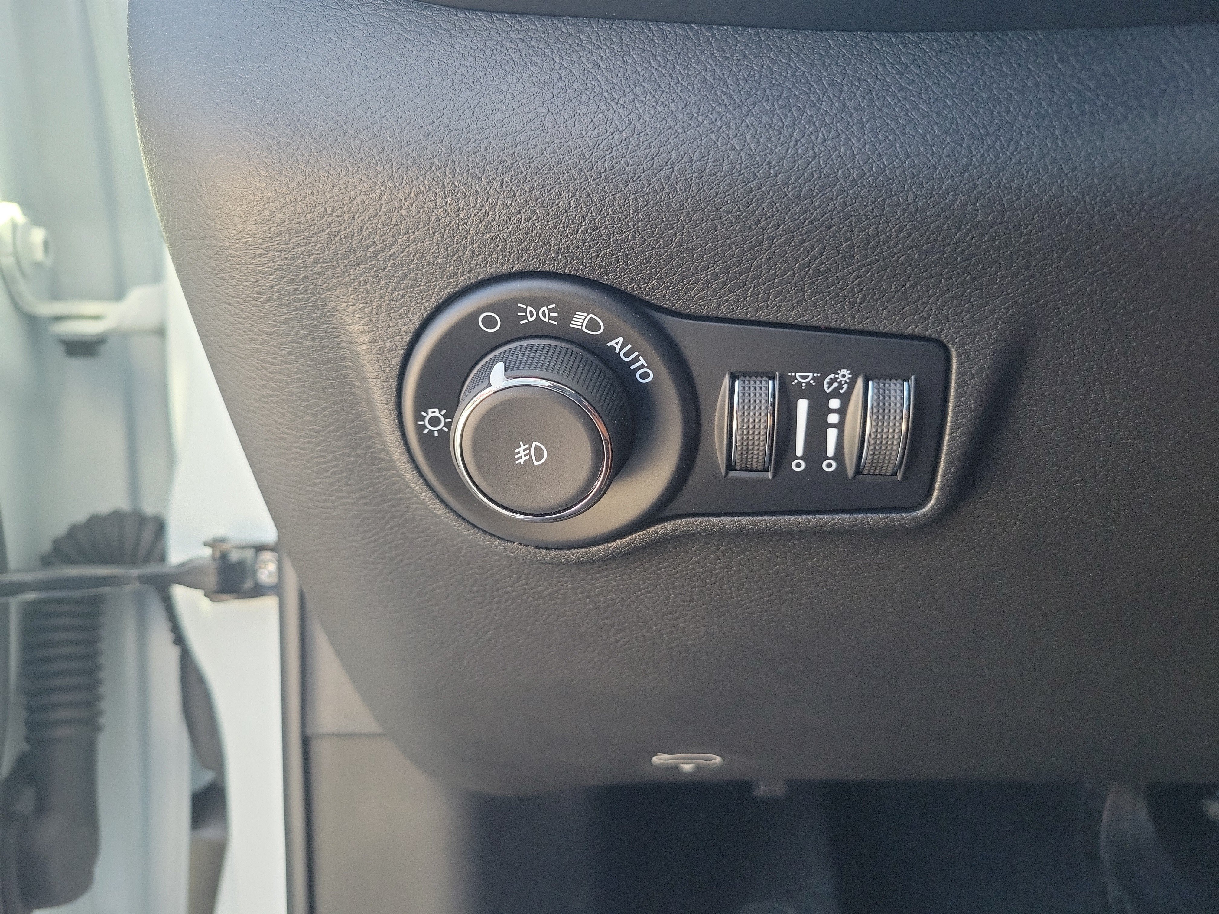 New 2026 Bright White Clearcoat Jeep Latitude Altitude image 24