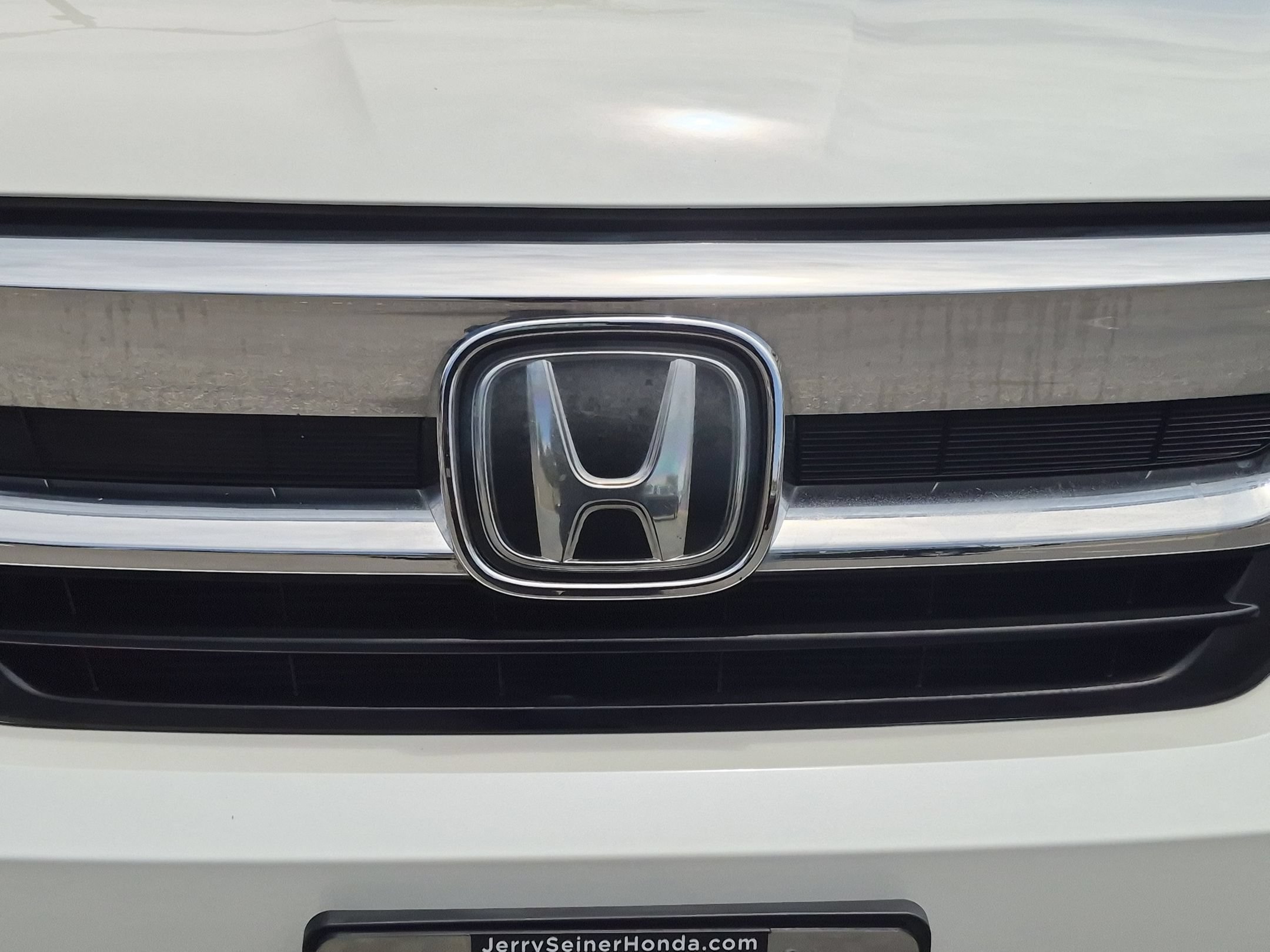 Used 2019 White Diamond Pearl Honda Touring 8-Passenger image 9