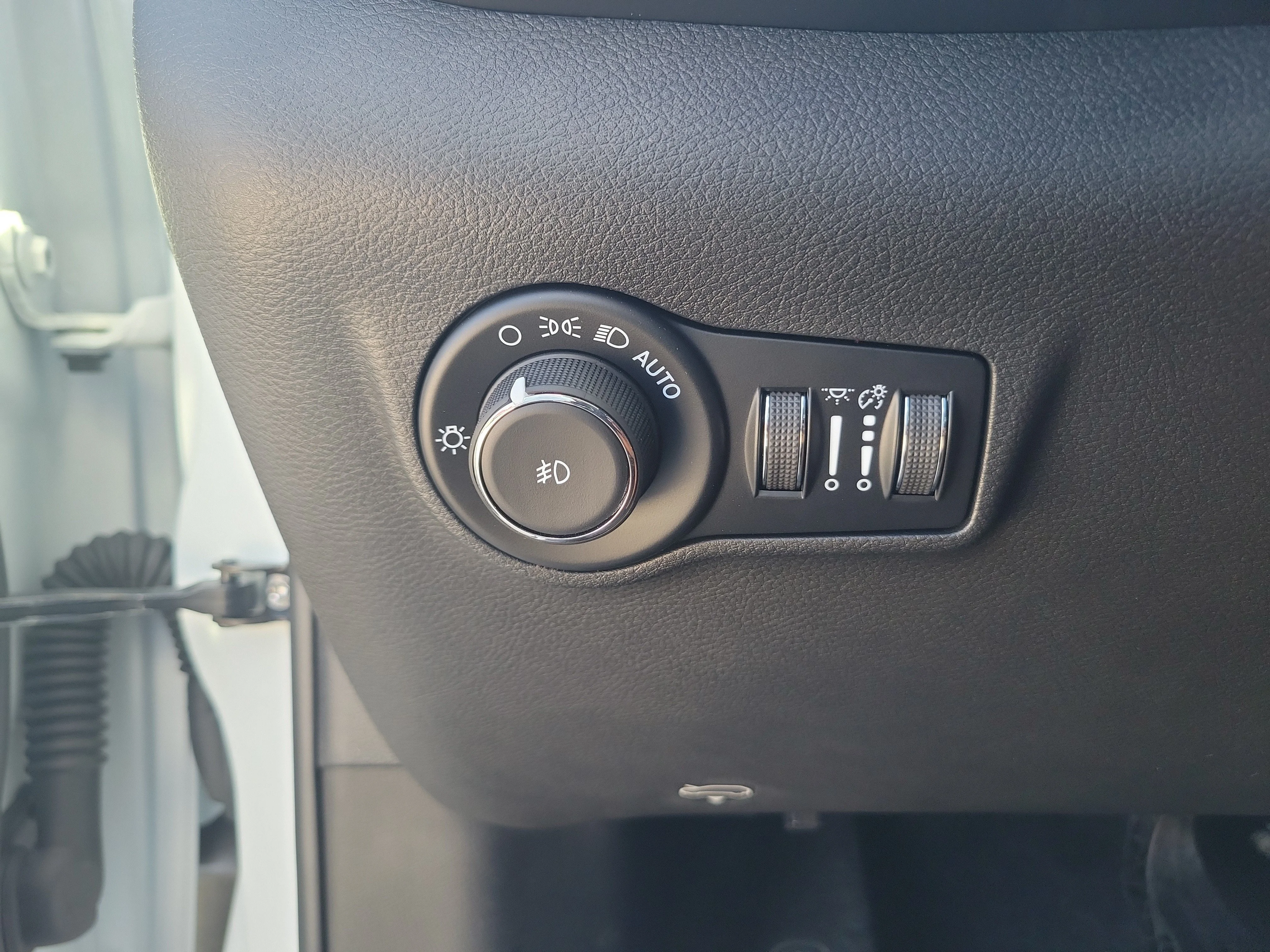 New 2026 Bright White Clearcoat Jeep Latitude Altitude image 24