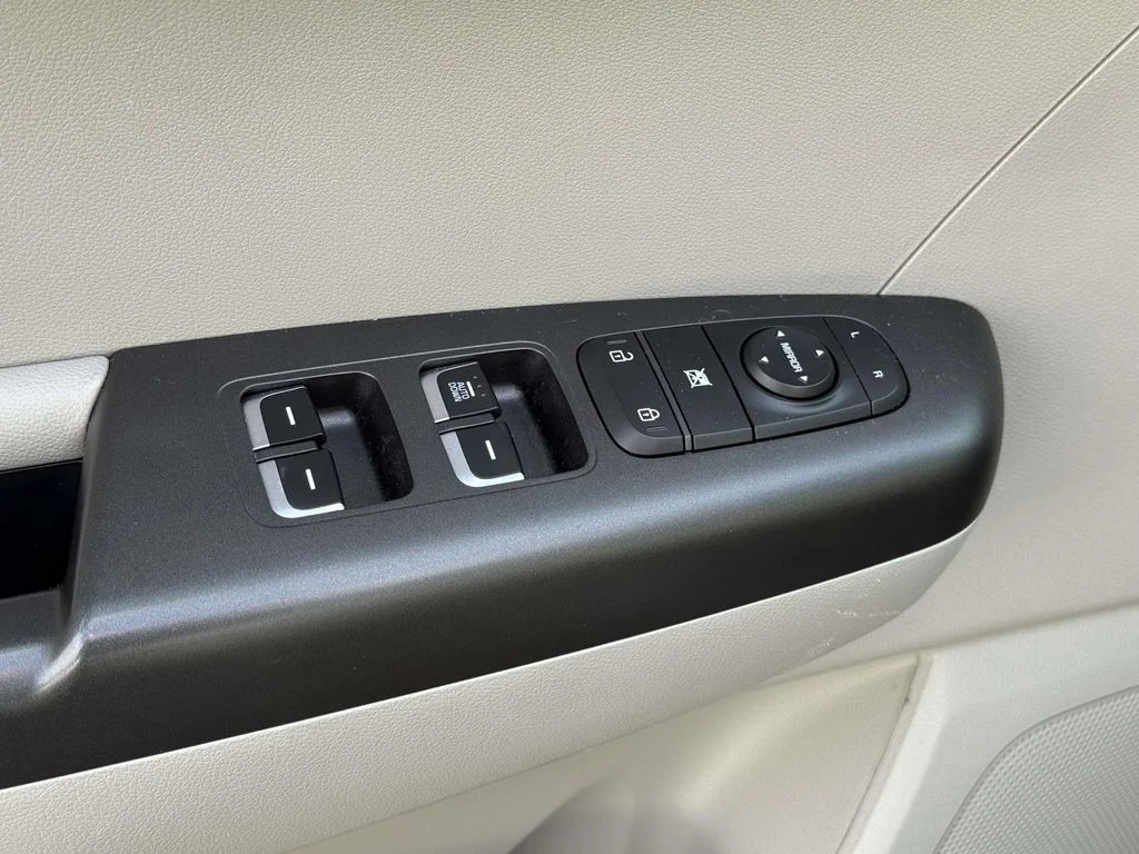 Used 2017 Silver Kia LX image 28
