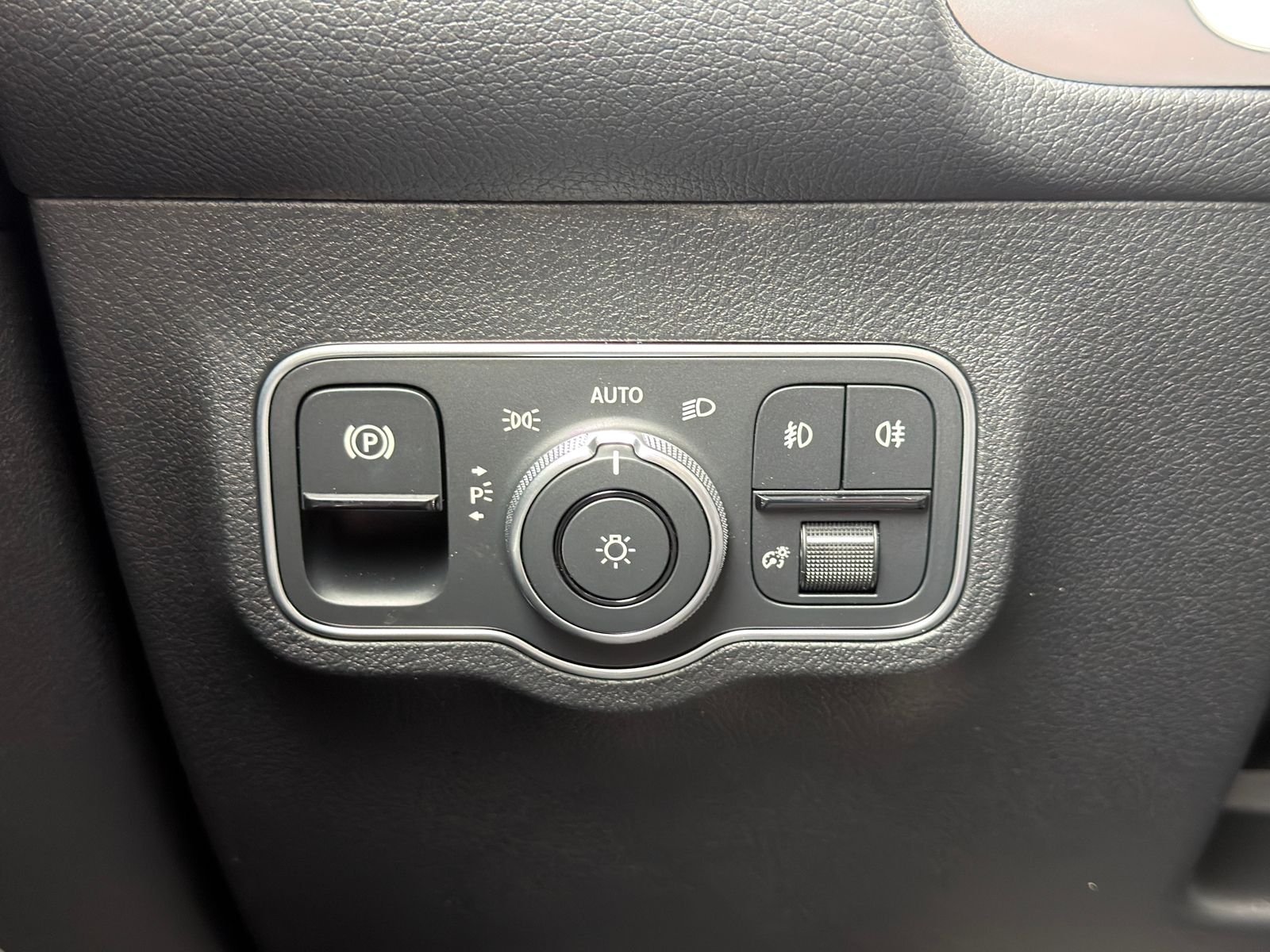 New 2026 Cirrus Silver Metallic Mercedes-Benz GLB 250 image 21