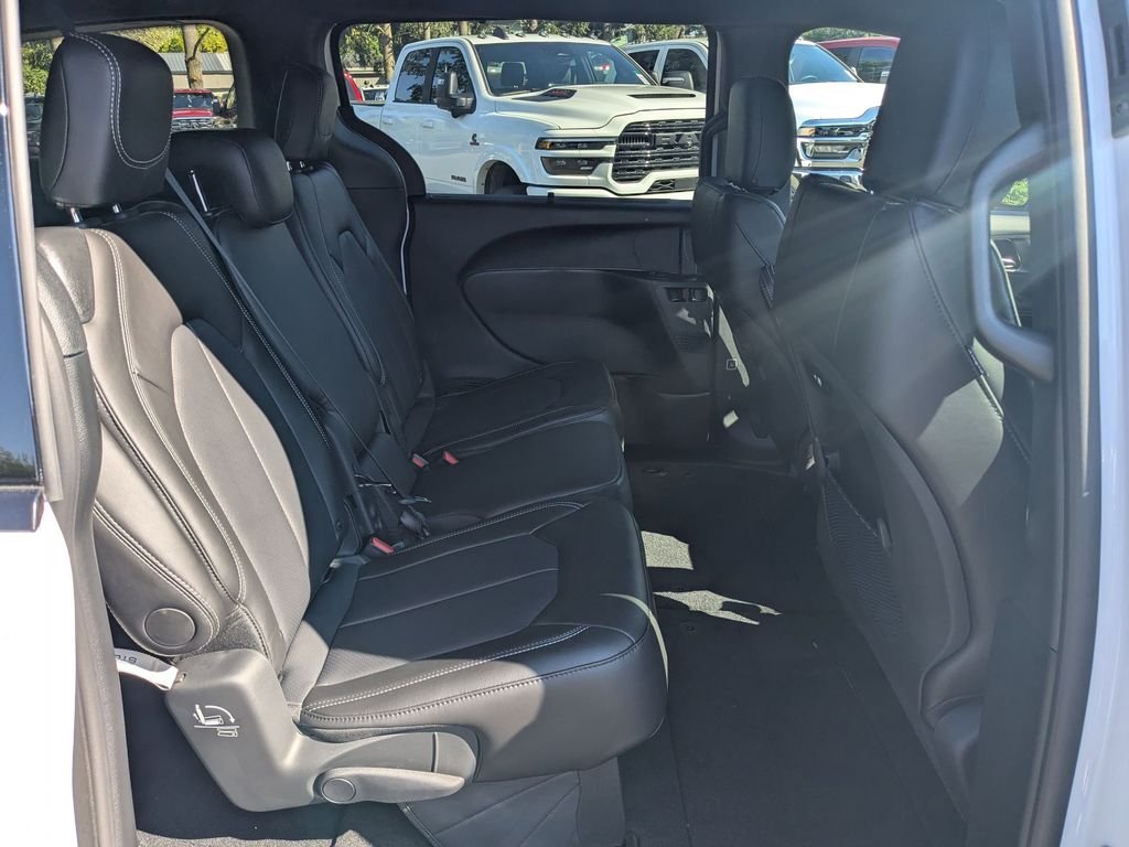 2026 Chrysler Pacifica Select - Photo 16