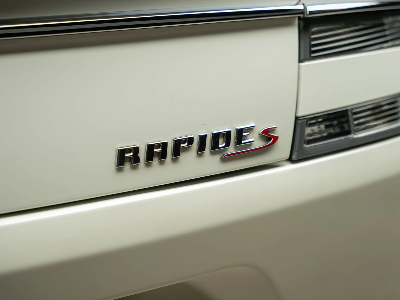 Used 2015 White Aston Martin Base image 20