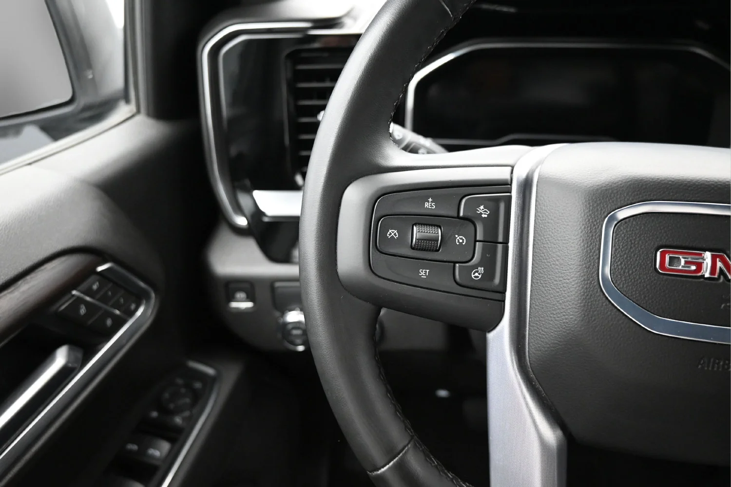 Used 2025 Summit White GMC SLT image 17