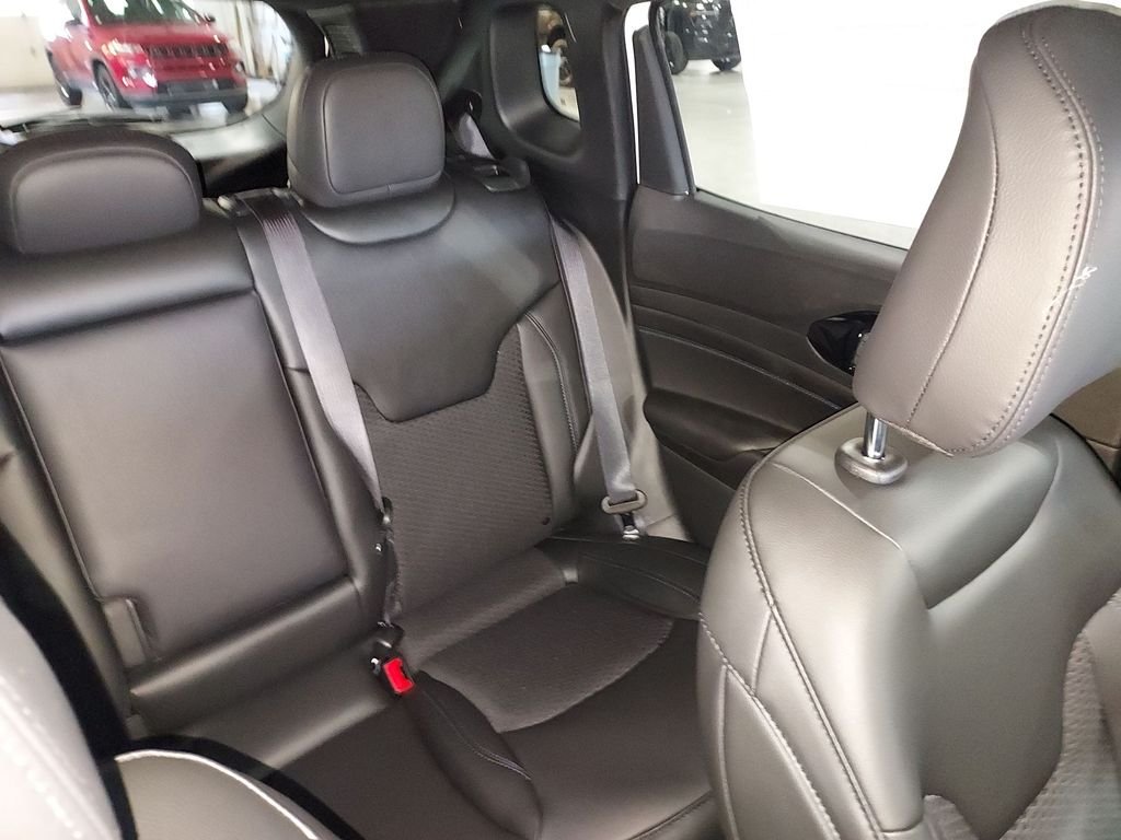 New 2026 White Jeep Latitude image 14