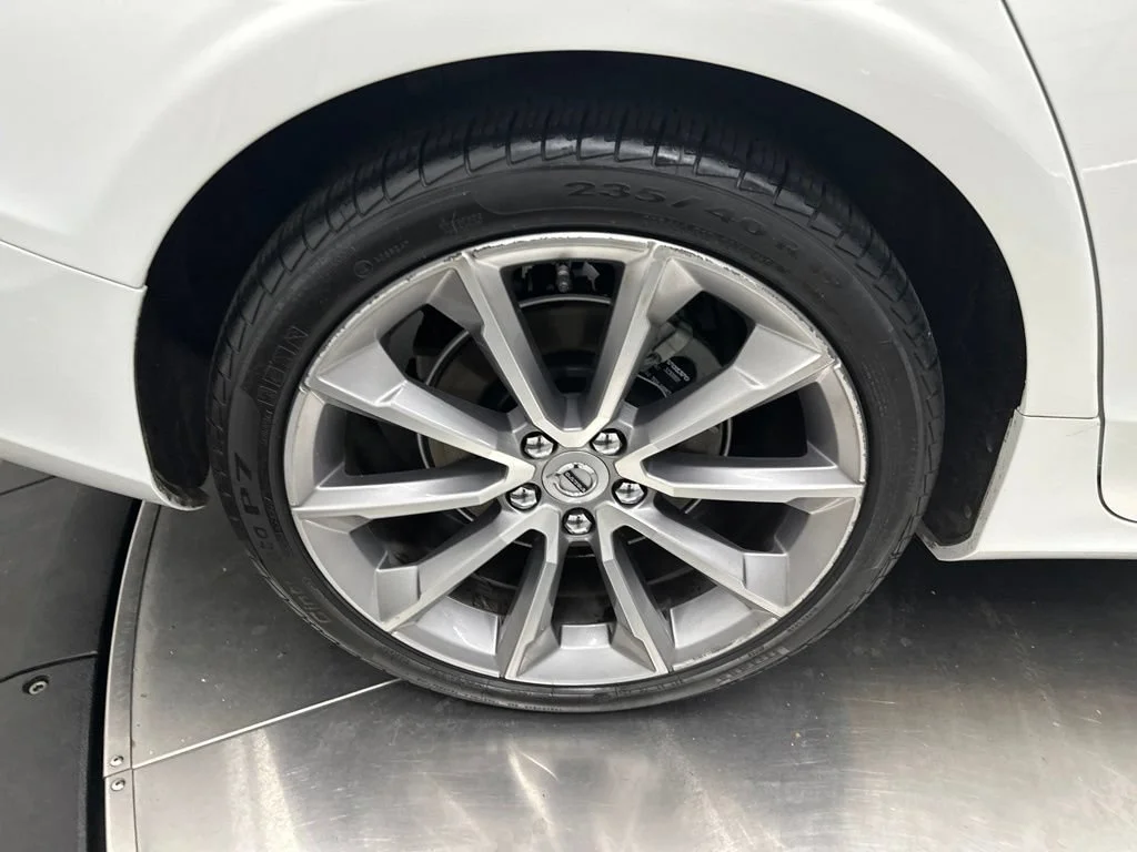 Used 2019 White Volvo T5 Momentum image 9