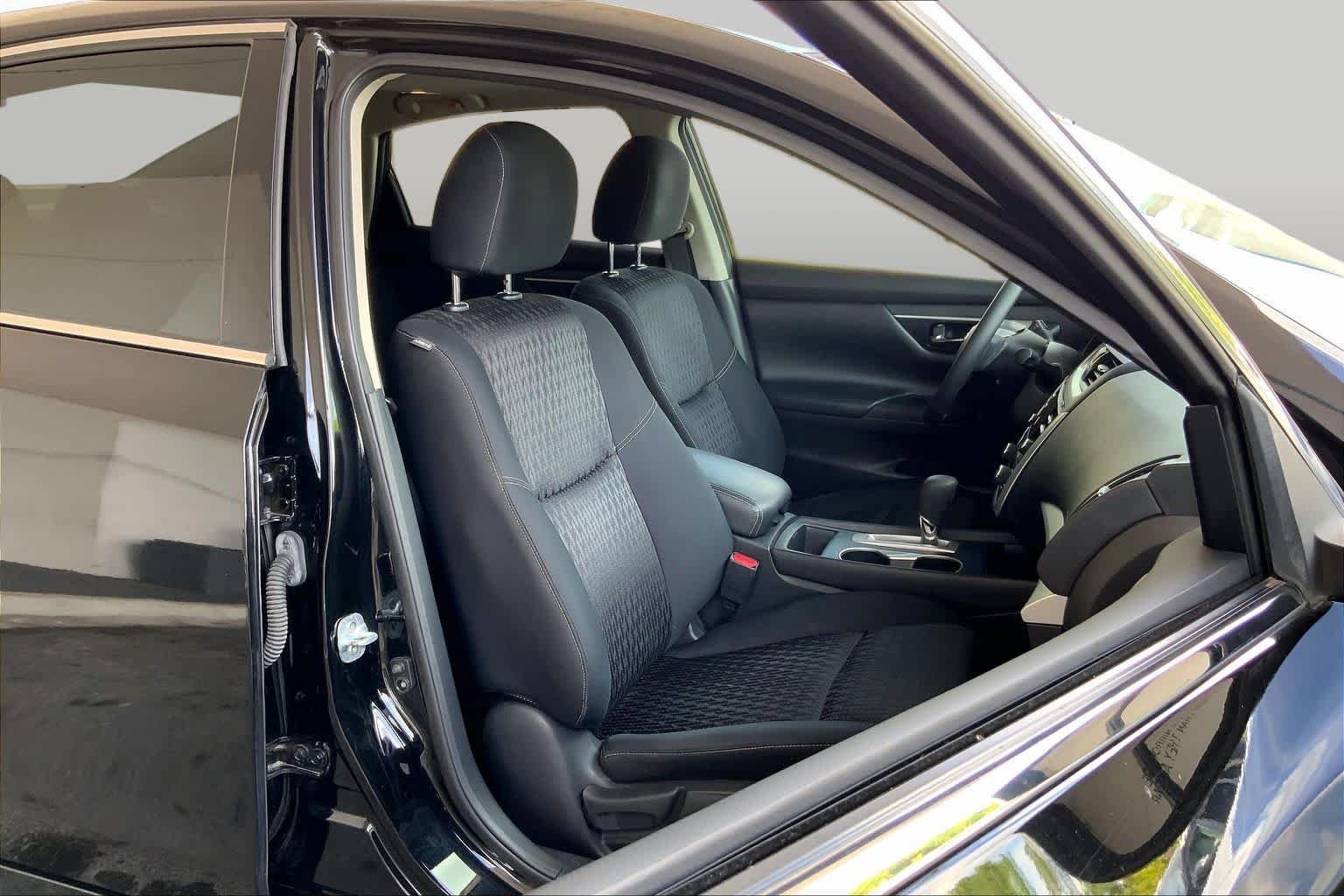 Used 2016 Super Black Nissan 2.5 SV image 9