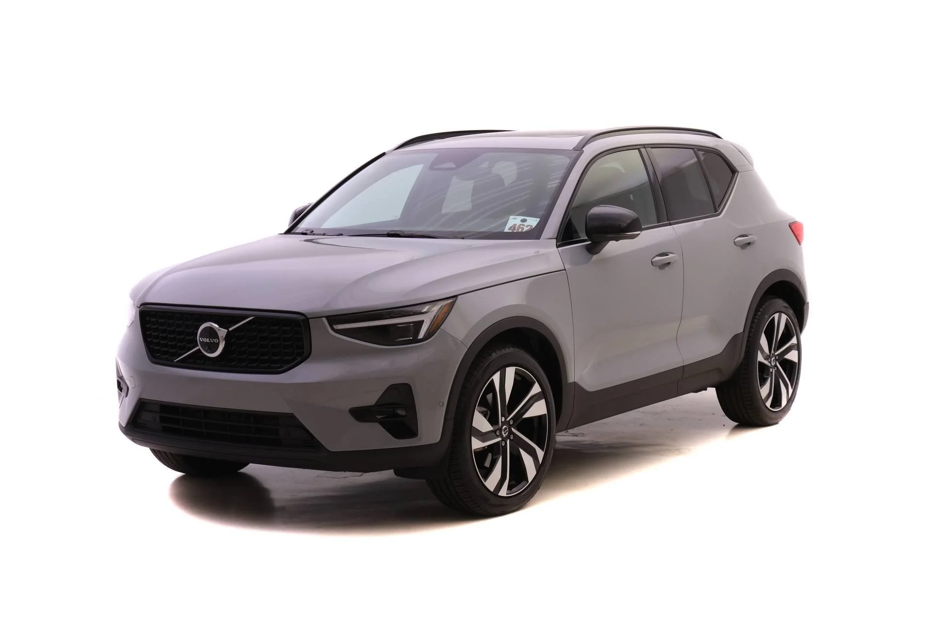 2025 Volvo XC40 B5 Ultra Dark AWD's photo