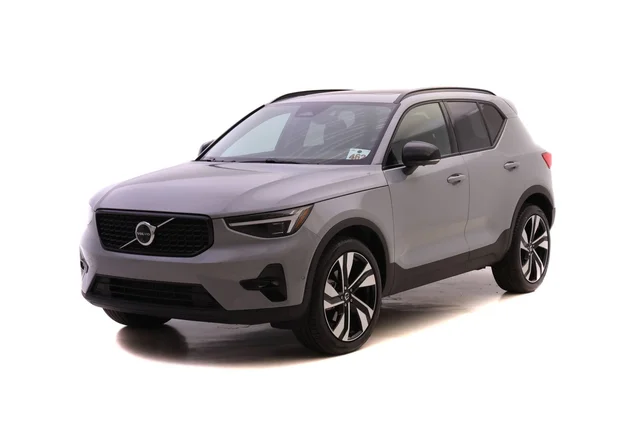 2025 Volvo XC40 B5 Ultra Dark Theme