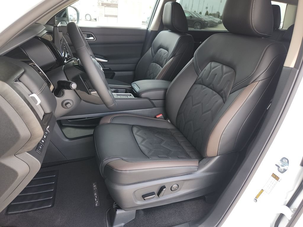 New 2026 Everest White Pearl TriCoat Nissan Platinum image 8