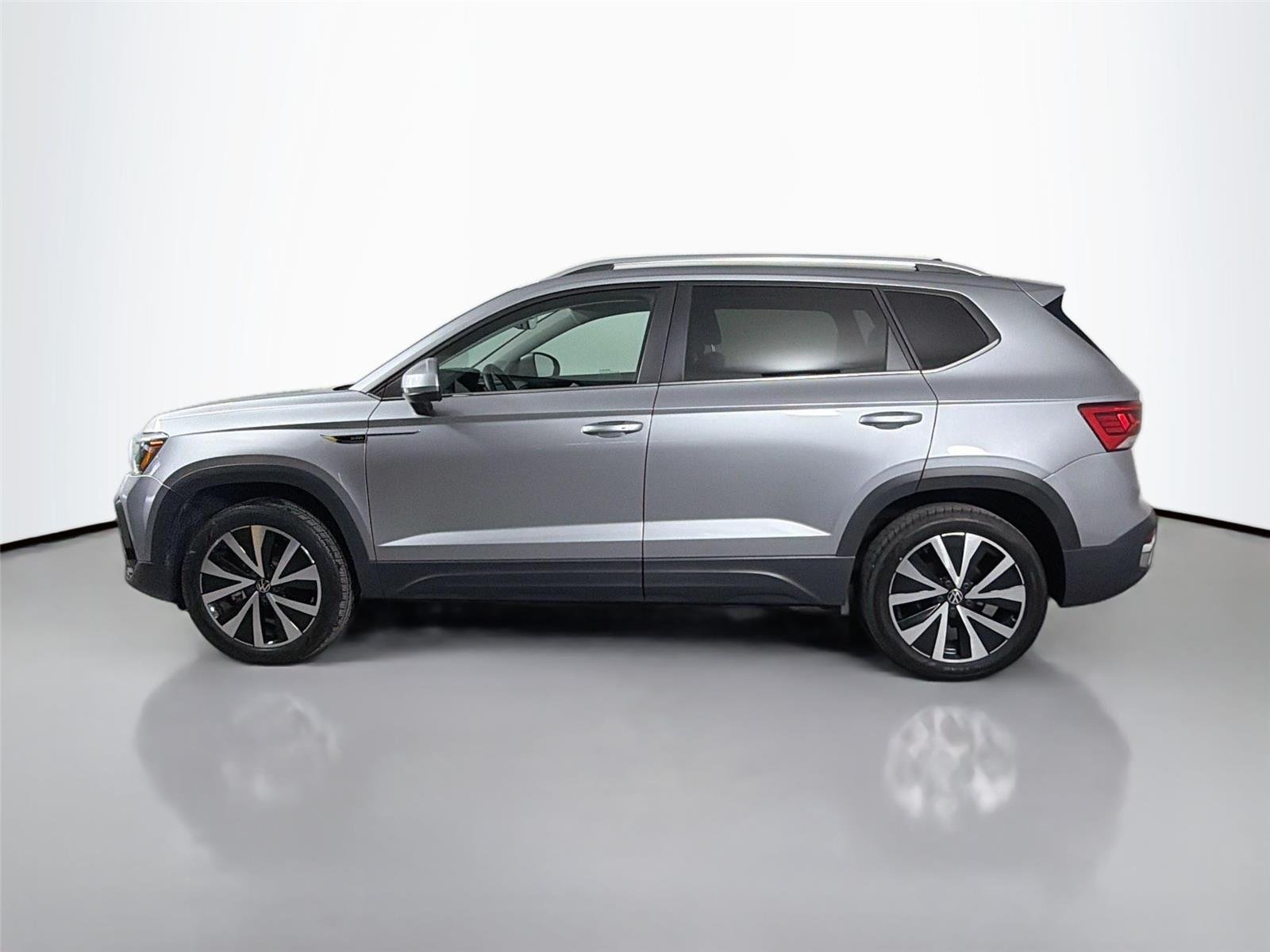Used 2023 Pyrite Silver Metallic Volkswagen SE image 9