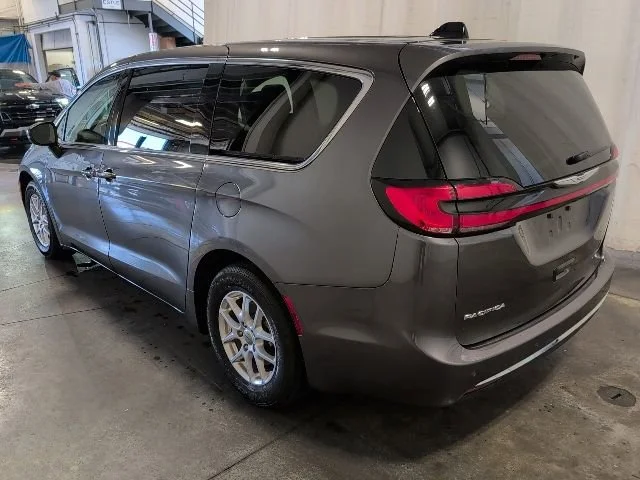Used 2023  Chrysler Touring L image 6