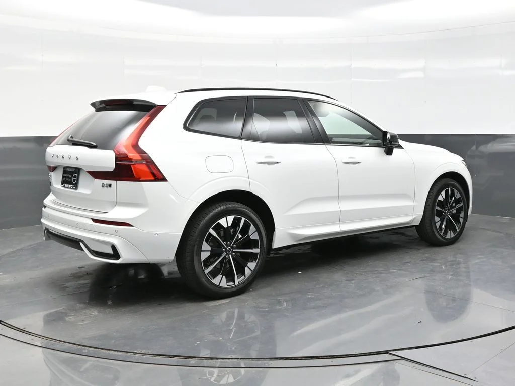 New 2026 Crystal White Volvo Plus image 7