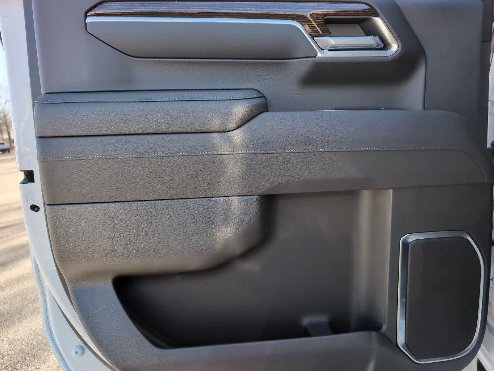 New 2026 Summit White GMC Elevation image 30