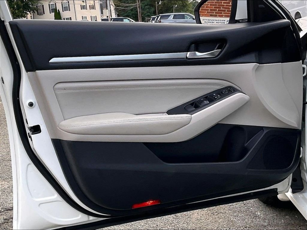 Used 2019 White Nissan 2.5 SL image 9