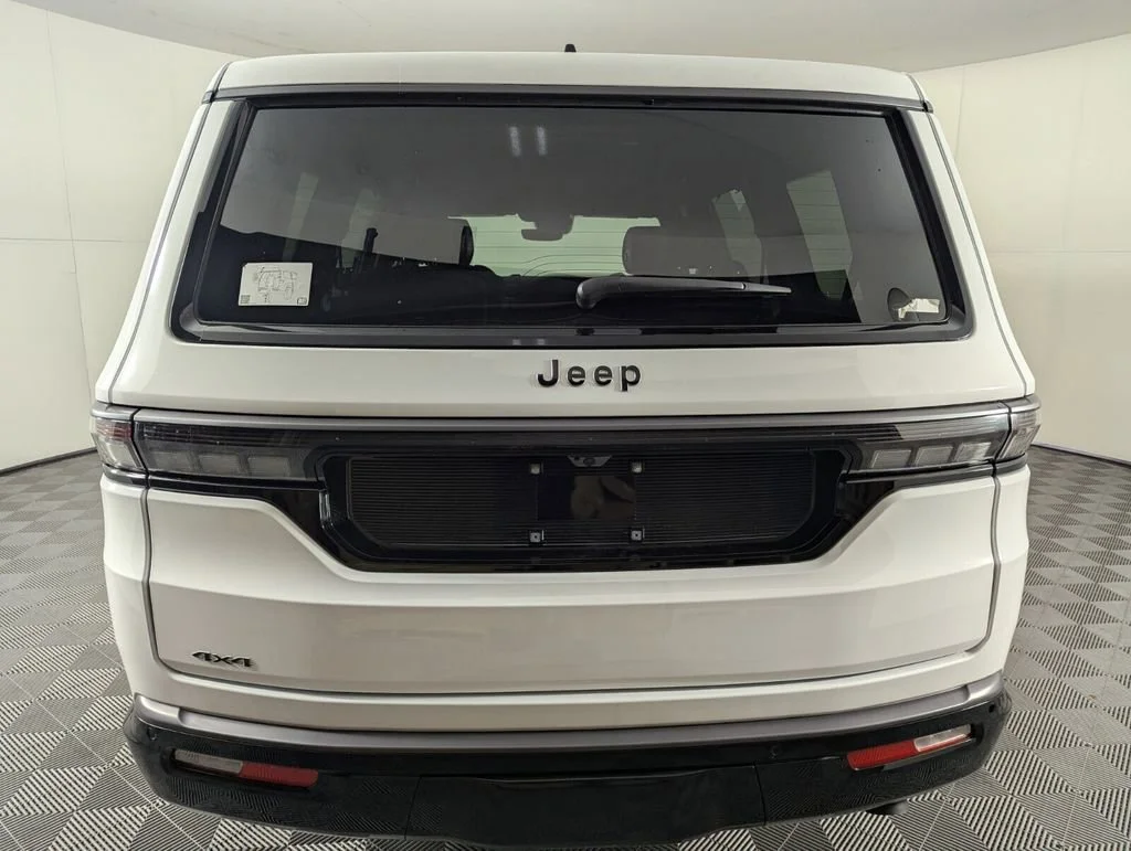 New 2026 Bright White Clear-Coat Exterior Paint Jeep Limited Altitude image 7